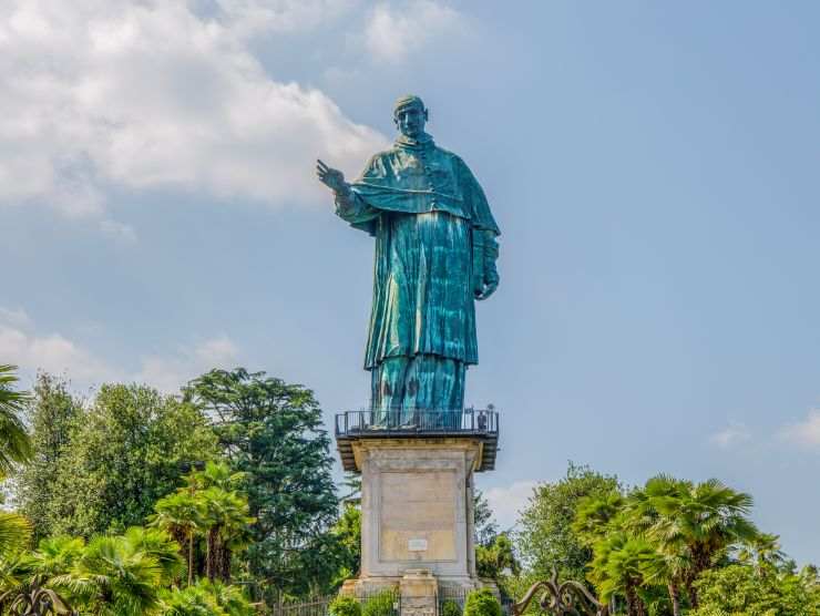 statua di san carlo borromeo