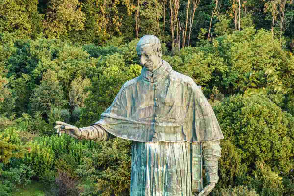 statua di San Carlo Borromeo