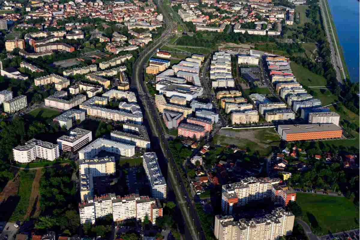 vista dall'alto di una cittadina