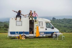 amici su camper in mezzo alla natura