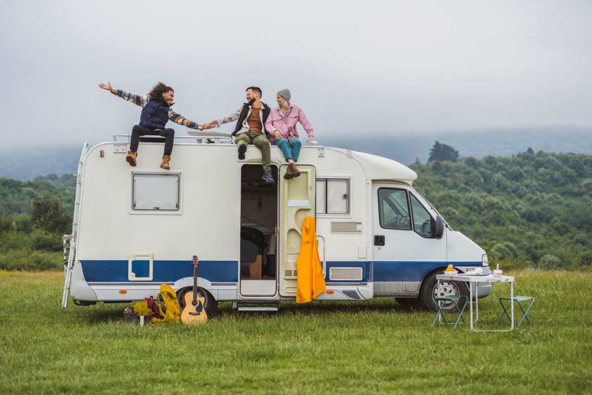 amici su camper in mezzo alla natura