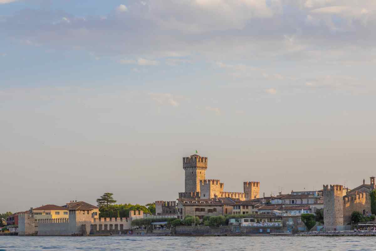 vista da lontano del castello di sirmione