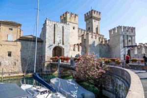 il castello galleggiante di sirmione