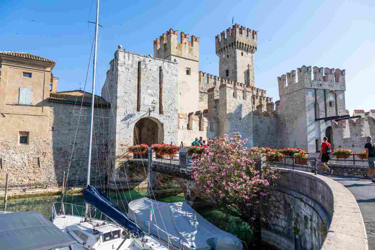 il castello galleggiante di sirmione