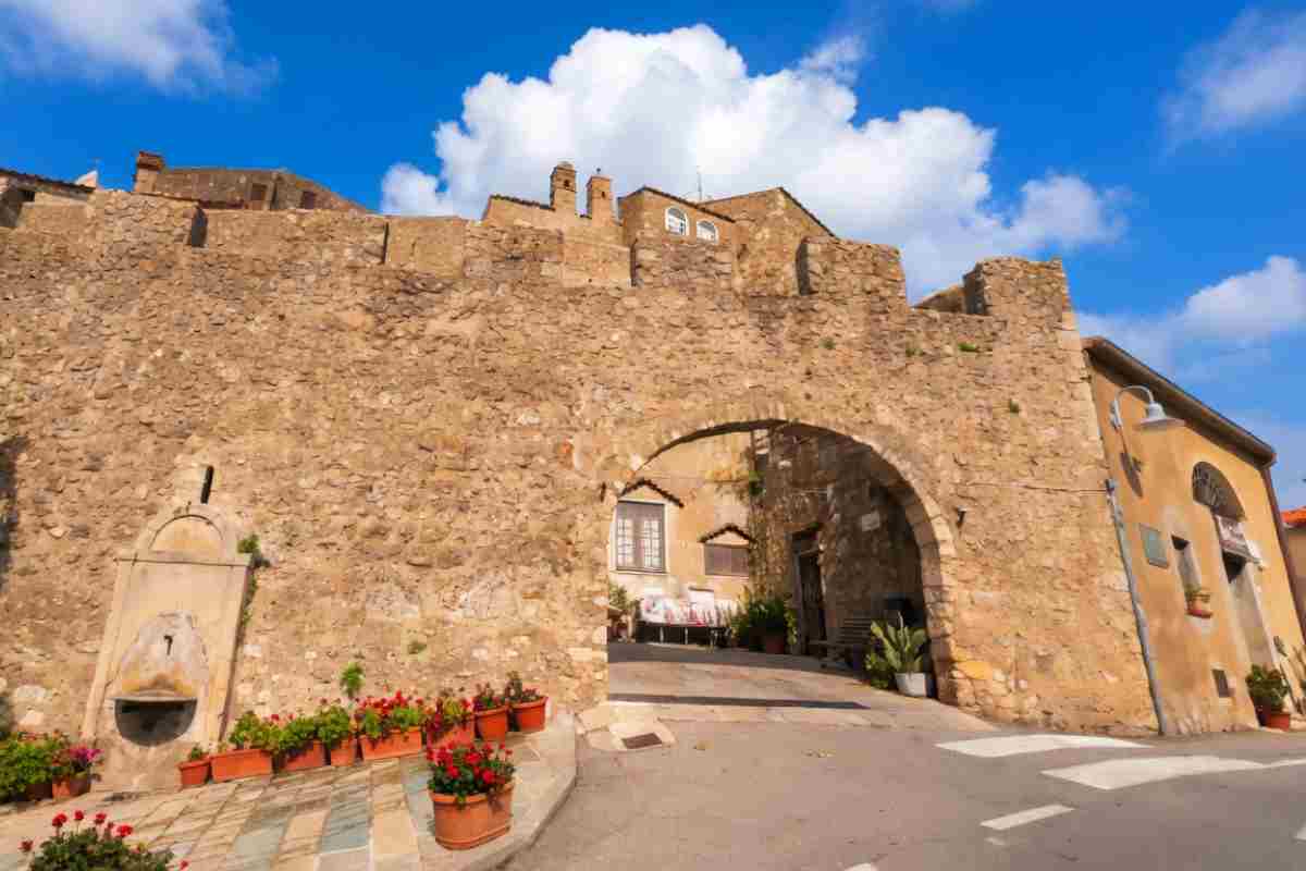 Una delle porte d'ingresso al centro storico di Capalbio
