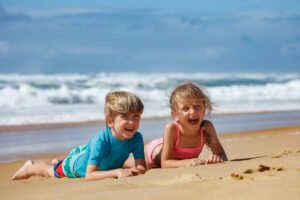bambini in spiaggia