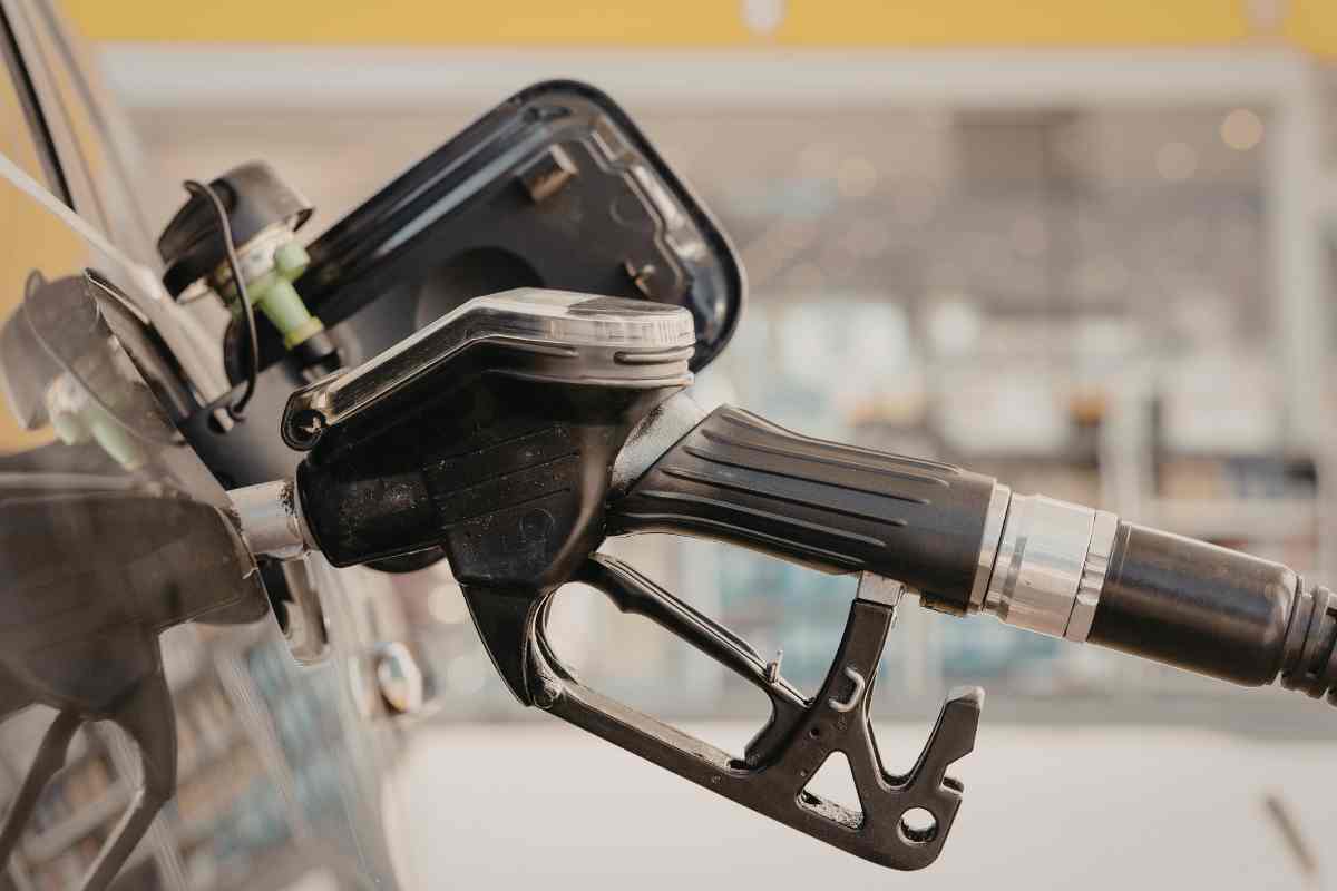 pompa mette carburante in auto