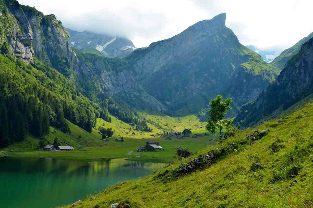 vista del Seealpsee e delle montagne circostanti