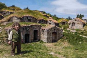 un hobbit nel parco urbano dei palmenti