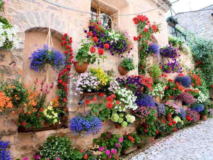 facciata di una palazzina ricca di fiori nel borgo di Spello