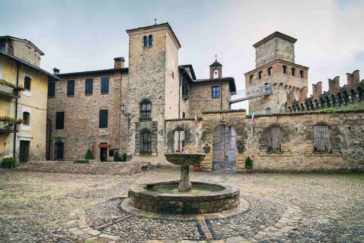 Dopo aver visto la stupenda Piacenza a pochi Km di distanza troverai un borgo indimenticabile con un castello unico nel suo genere