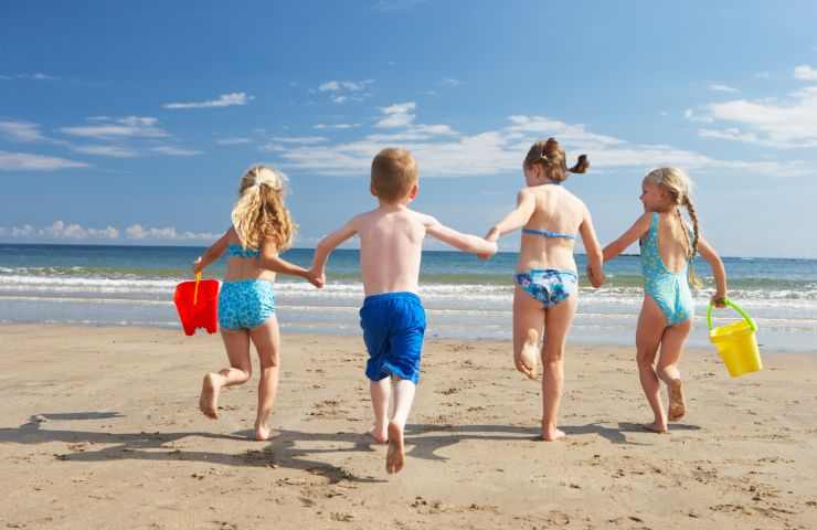 bambini che giocano al mare
