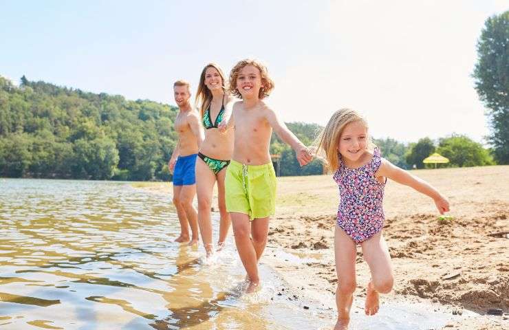 famiglia nel lago