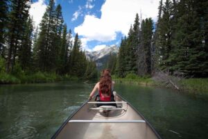 donna in canoa su un fiume