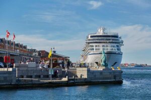 nave da crociera in porto