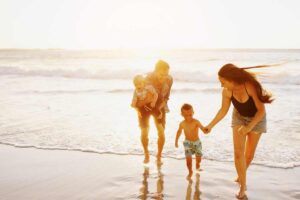 famiglia felice in spiaggia
