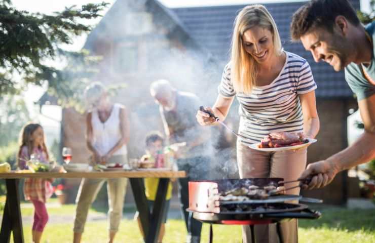 amici intorno al barbecue