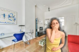 ingresso casa vacanza e donna che sente cattivi odori