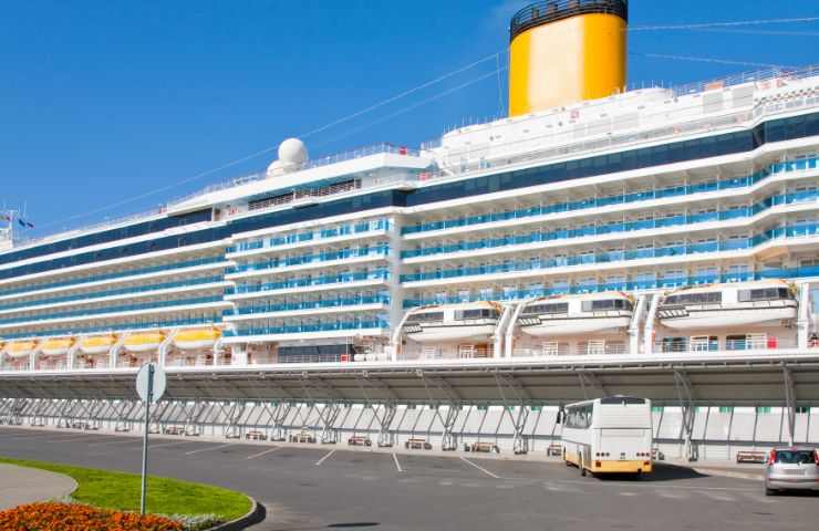 nave da crociera in porto