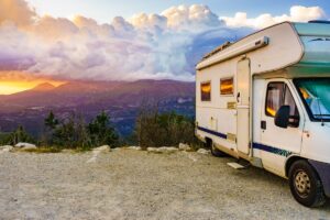 camper e panorama sullo sfondo