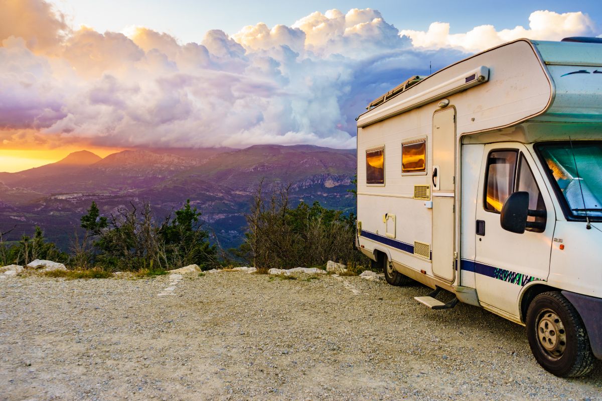 Mollo tutto e vado a vivere in camper: ecco quanto si spende davvero al mese facendo questa scelta