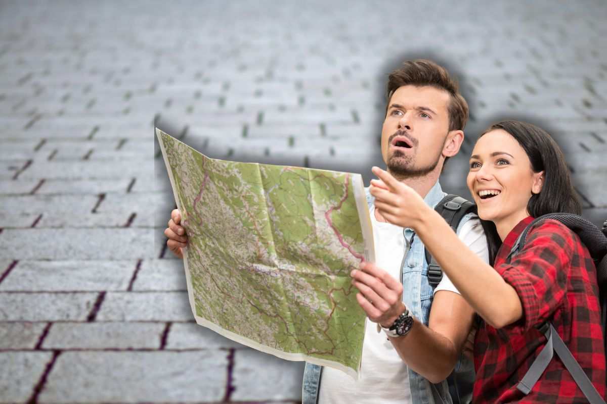 strada lastricata e coppia di turisti sorpresa