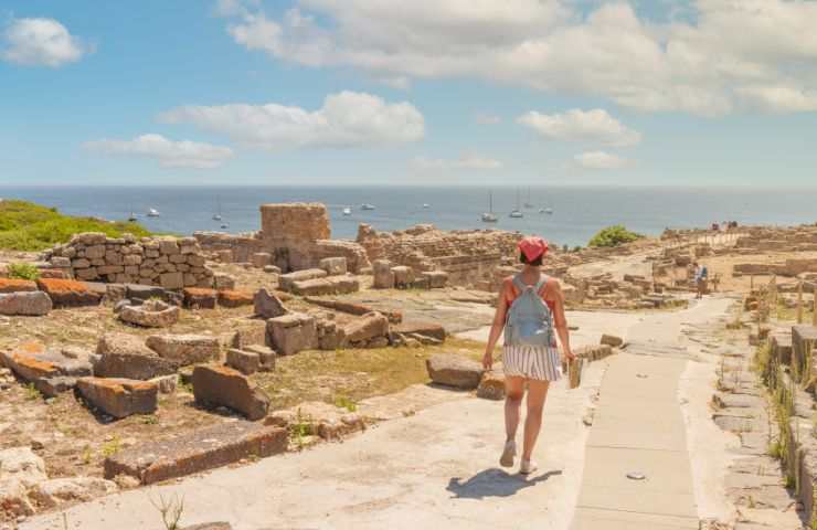 turista che cammina a tharros in sardegna